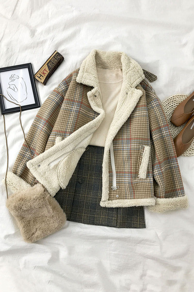 Ежедневно дамско късо карирано палто с джобове 