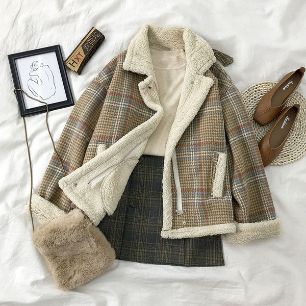 Ежедневно дамско късо карирано палто с джобове 