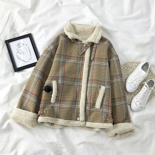 Ежедневно дамско късо карирано палто с джобове 