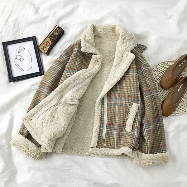 Ежедневно дамско късо карирано палто с джобове 