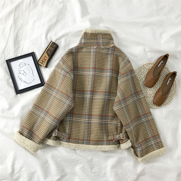 Ежедневно дамско късо карирано палто с джобове 