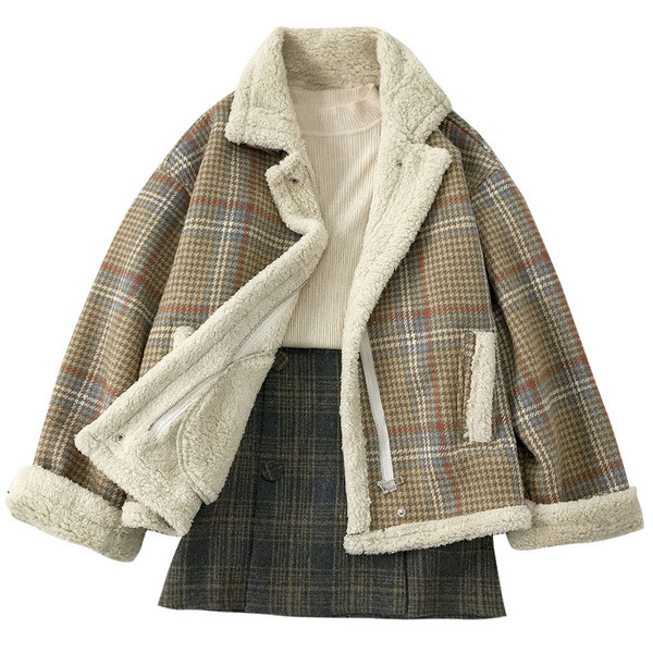 Ежедневно дамско късо карирано палто с джобове 