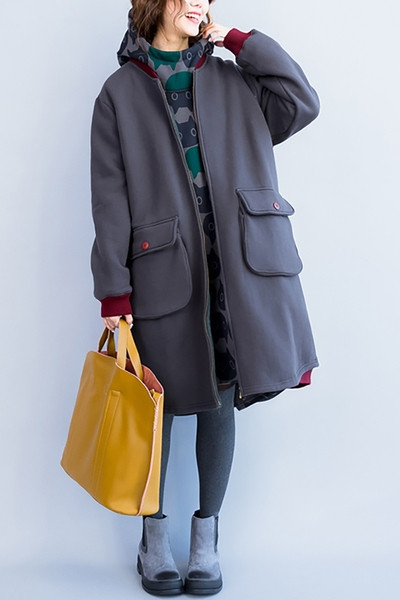 Hosszú női kabát rátéttel és zsebekkel