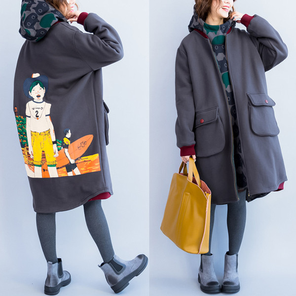 Hosszú női kabát rátéttel és zsebekkel