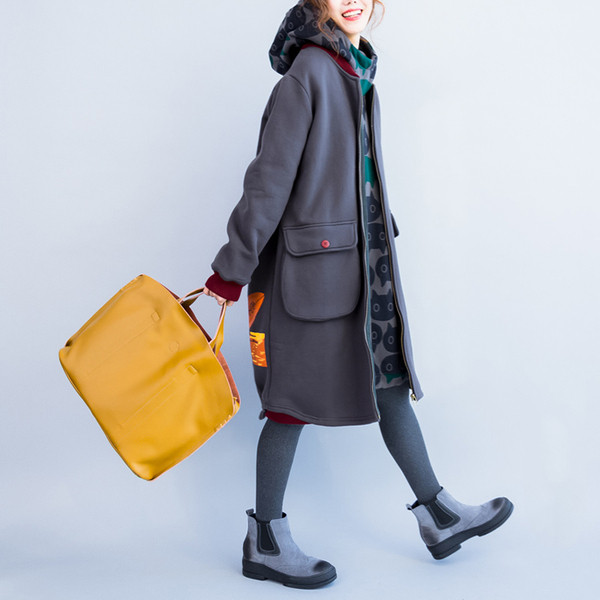 Hosszú női kabát rátéttel és zsebekkel