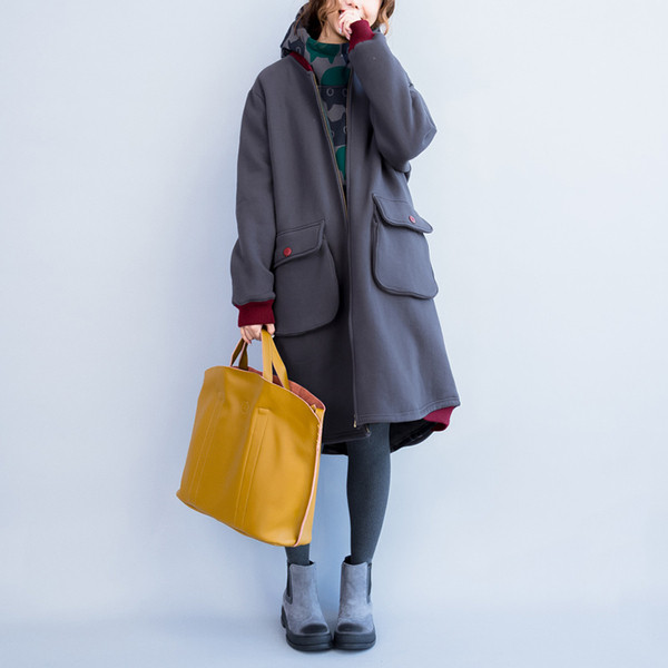 Hosszú női kabát rátéttel és zsebekkel