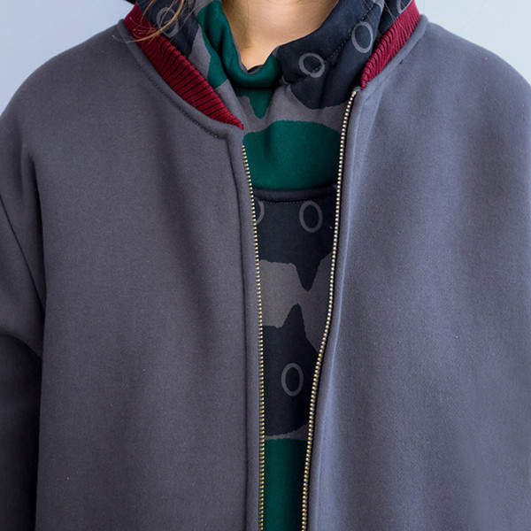 Hosszú női kabát rátéttel és zsebekkel