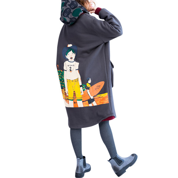 Hosszú női kabát rátéttel és zsebekkel