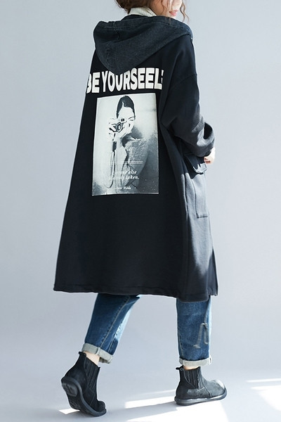 Naiste vabaaja jope aplikatsiooni ja kapuutsiga