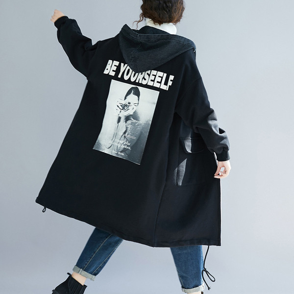 Naiste vabaaja jope aplikatsiooni ja kapuutsiga