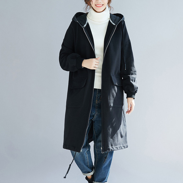 Naiste vabaaja jope aplikatsiooni ja kapuutsiga