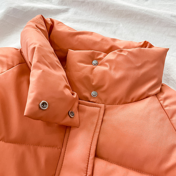 Uue mudeli kõrge krae ja taskutega talvejope