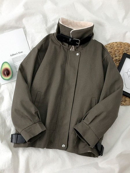 Napi téli női kabát magas gallérral és zsebekkel