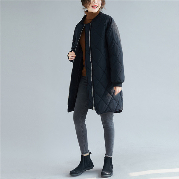 Fekete női kabát cipzárral és zsebekkel