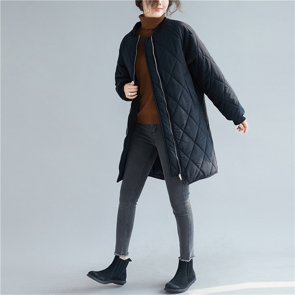 Fekete női kabát cipzárral és zsebekkel