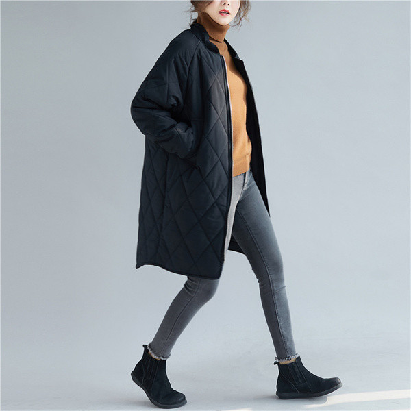 Fekete női kabát cipzárral és zsebekkel