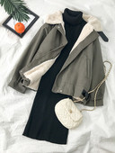 Női alkalmi kabát zsebekkel és pehelyes