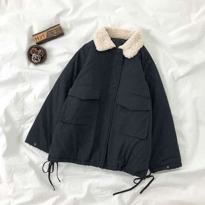 Női alkalmi kabát tollas gallérral és zsebekkel