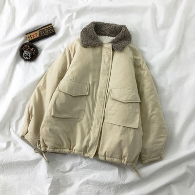 Női alkalmi kabát tollas gallérral és zsebekkel