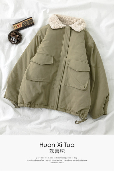 Női alkalmi kabát tollas gallérral és zsebekkel