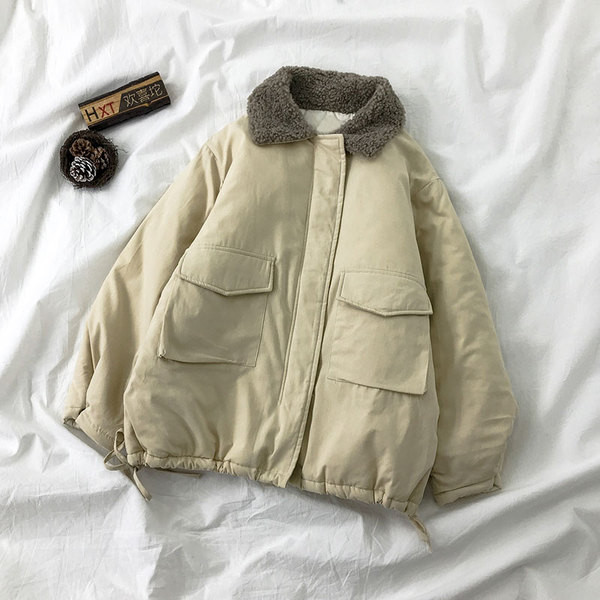 Női alkalmi kabát tollas gallérral és zsebekkel