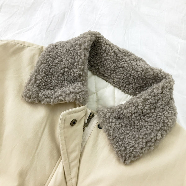 Női alkalmi kabát tollas gallérral és zsebekkel