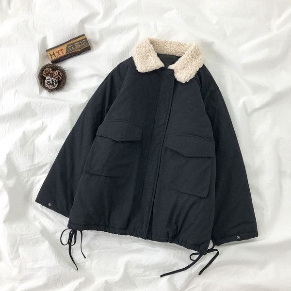 Női alkalmi kabát tollas gallérral és zsebekkel