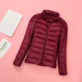 Testhezálló női kabát magas gallérral és zsebekkel