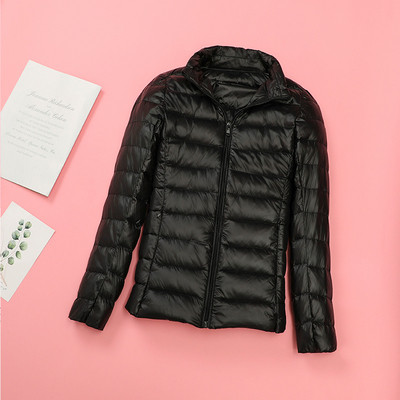 Testhezálló női kabát magas gallérral és zsebekkel