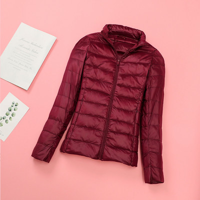 Testhezálló női kabát magas gallérral és zsebekkel