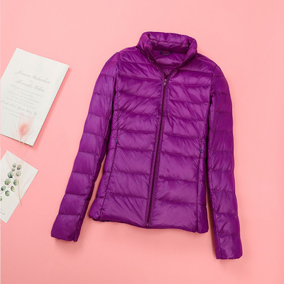 Testhezálló női kabát magas gallérral és zsebekkel