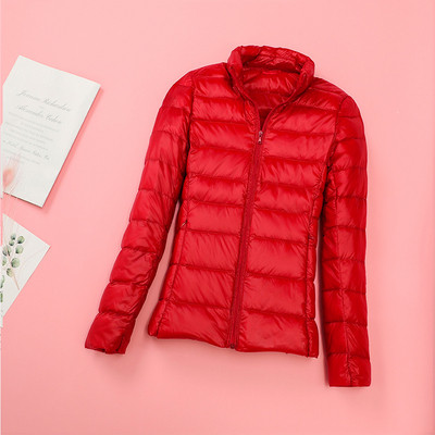 Testhezálló női kabát magas gallérral és zsebekkel