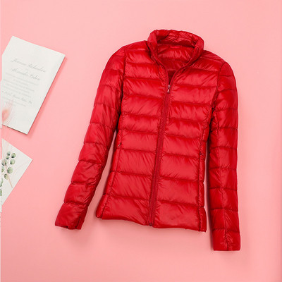 Testhezálló női kabát magas gallérral és zsebekkel