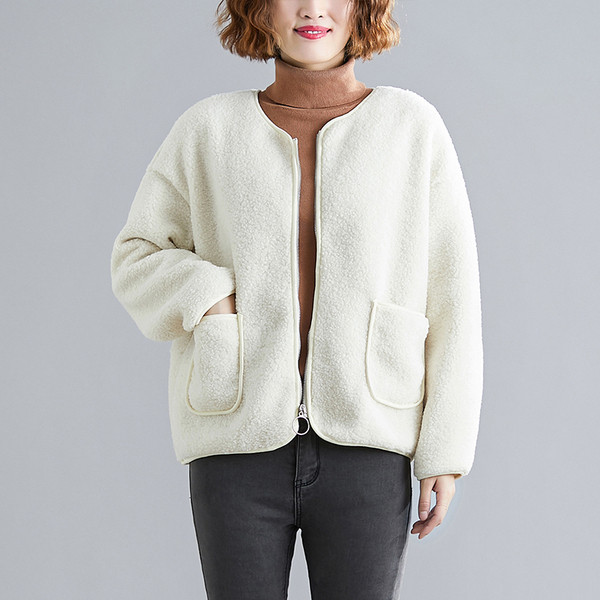 Lühike lukuga ja taskutega naiste sulejope