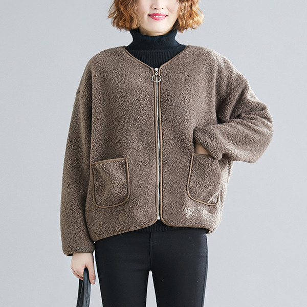 Lühike lukuga ja taskutega naiste sulejope