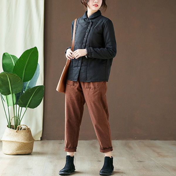 Női alkalmi kabát gombokkal és alacsony gallérral