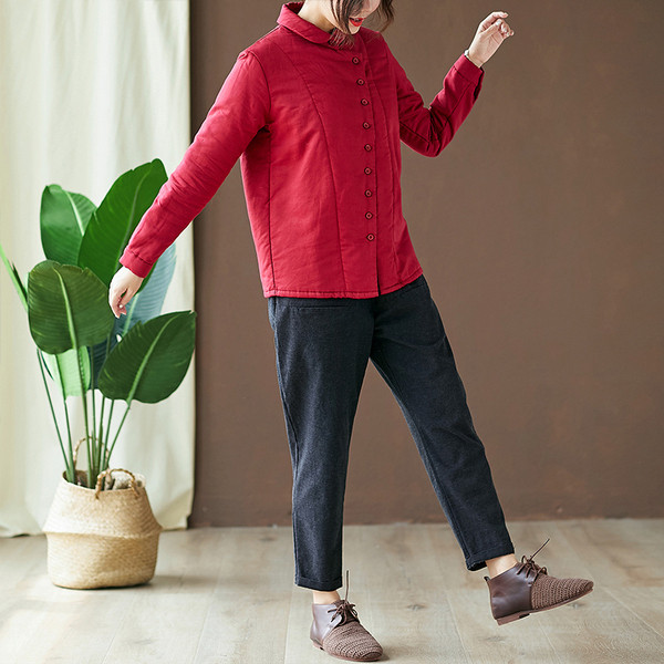 Női alkalmi kabát gombokkal és alacsony gallérral