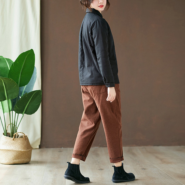 Női alkalmi kabát gombokkal és alacsony gallérral