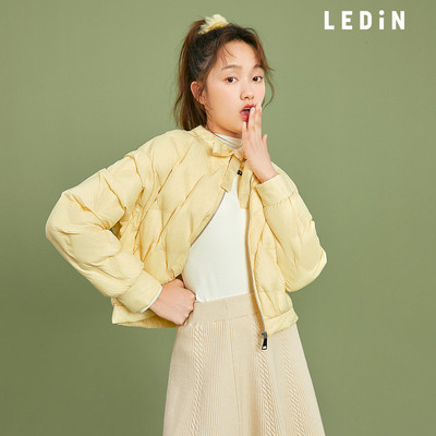 Γυναικείο κοντό μπουφάν με κορδόνια και φερμουάρ