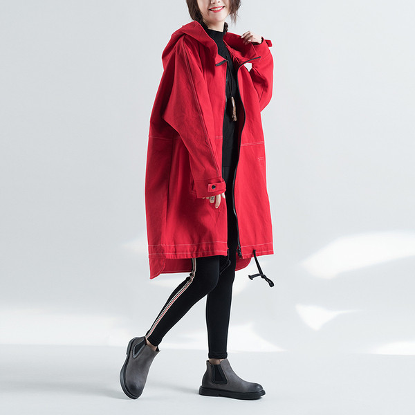 Hosszú női kabát széles modell kapucnival