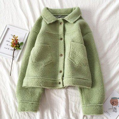 Nööpide ja taskutega sügismantel