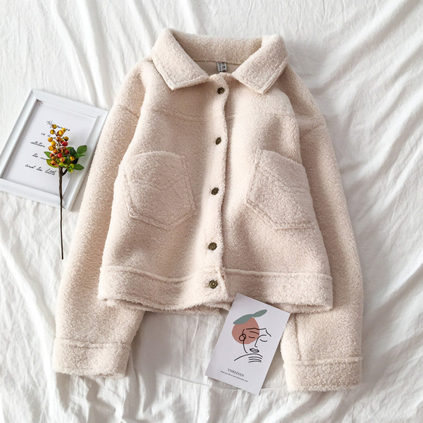 Nööpide ja taskutega sügismantel