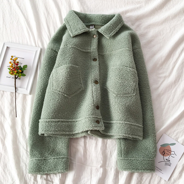 Nööpide ja taskutega sügismantel