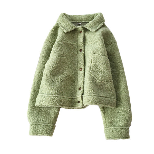 Nööpide ja taskutega sügismantel