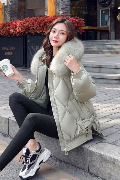 Aktuális téli női kabát zsebekkel, kapucnival