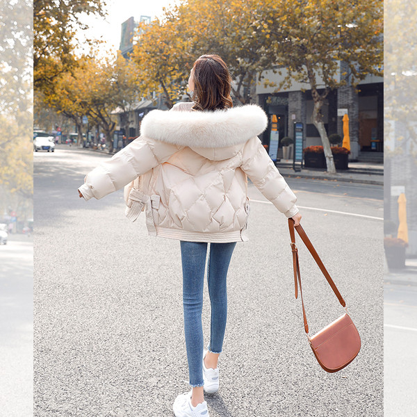 Aktuális téli női kabát zsebekkel, kapucnival