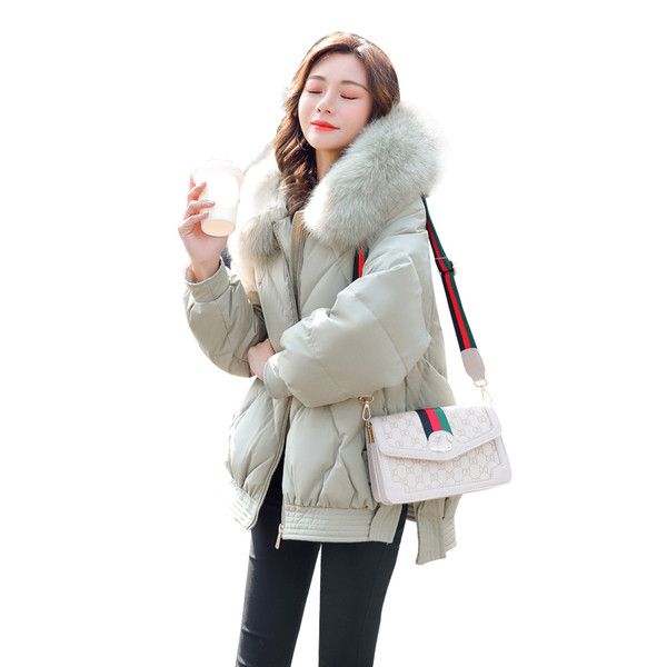 Aktuális téli női kabát zsebekkel, kapucnival