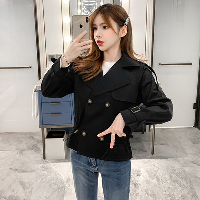 Női alkalmi kabát gombokkal és nyakkendőkkel