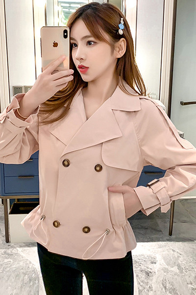 Női alkalmi kabát gombokkal és nyakkendőkkel