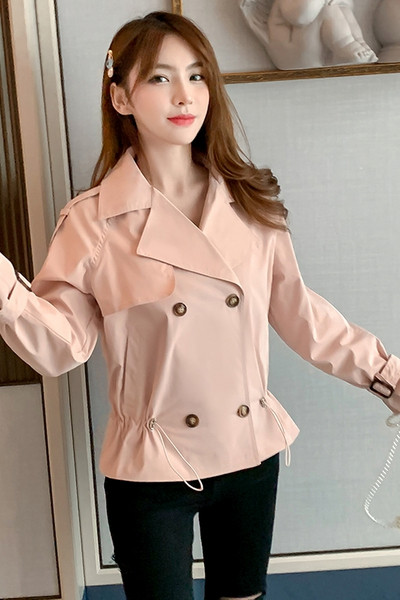 Női alkalmi kabát gombokkal és nyakkendőkkel